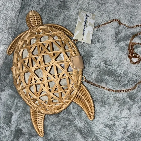 24HR DROP ⬇️ Tommy Bahama Wicker Sea turtle crossbody purse - Picture 1 of 3